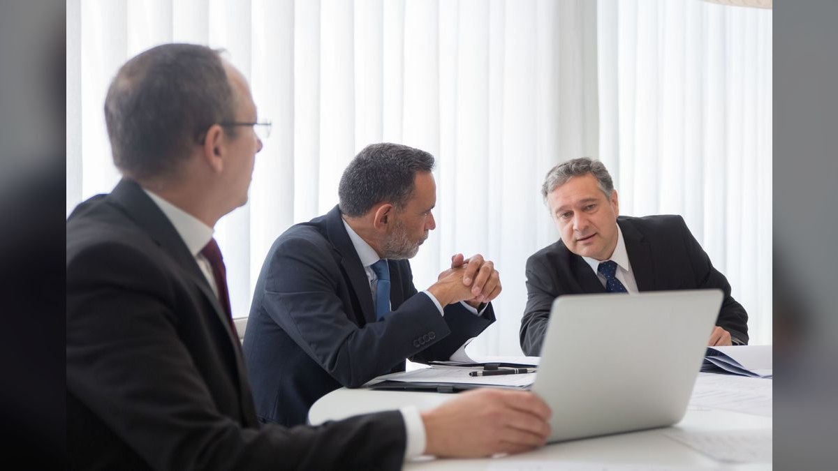 How are B2B buying committees restructuring their decision-making processes around AI-generated vendor shortlists in 2027 — figure 1