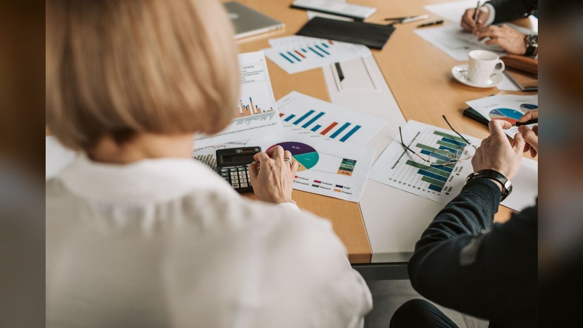 How are B2B companies in 2027 using AI to identify silent buyers on large committees — figure 2