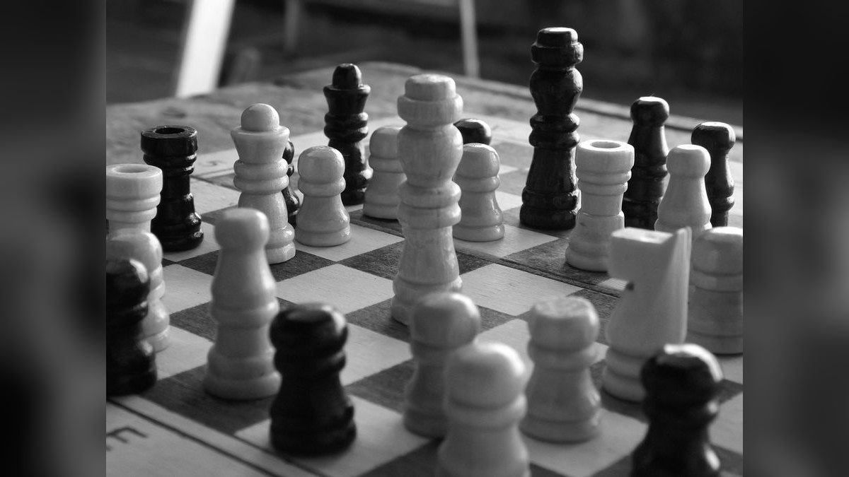 What 2027 GTM tactics shorten extended sales cycles for mid-market deals — figure 1