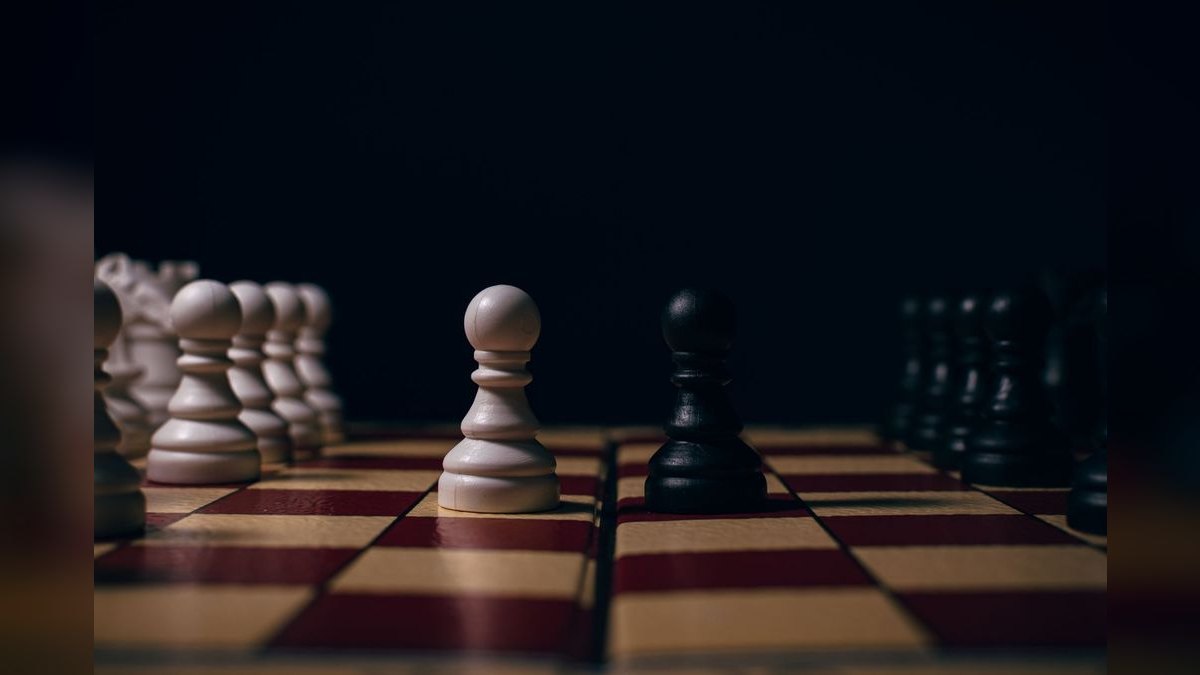 What 2027 GTM tactics shorten extended sales cycles for mid-market deals — figure 5