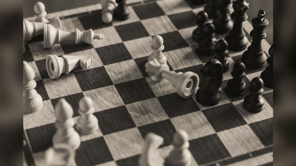What 2027 GTM tactics shorten extended sales cycles for mid-market deals — figure 6
