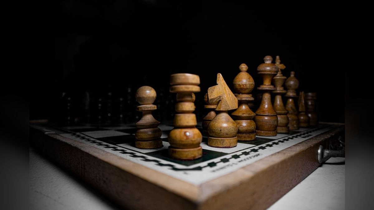 What 2027 GTM tactics shorten extended sales cycles for mid-market deals?