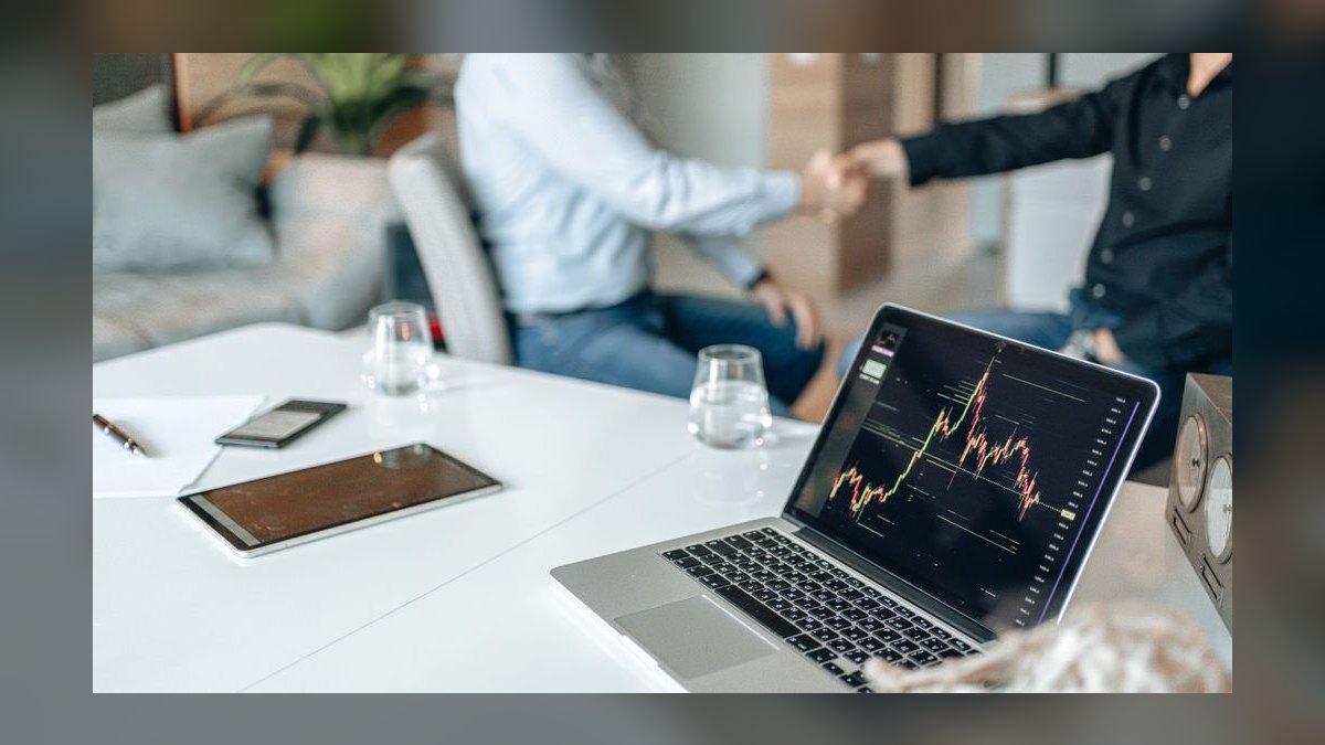 How can RevOps use AI to identify stalled deals in longer sales cycles — figure 7