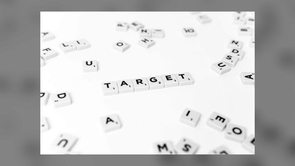 How does Datadog hit its 2027 revenue target — figure 10