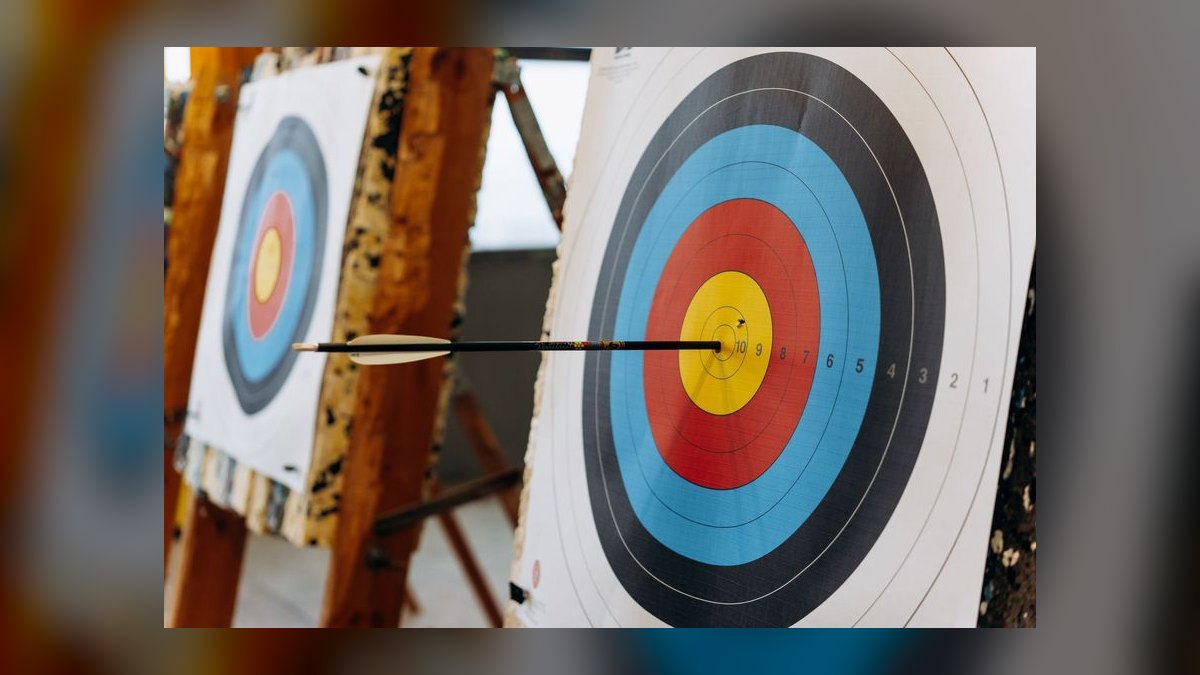 How does Datadog hit its 2027 revenue target — figure 8