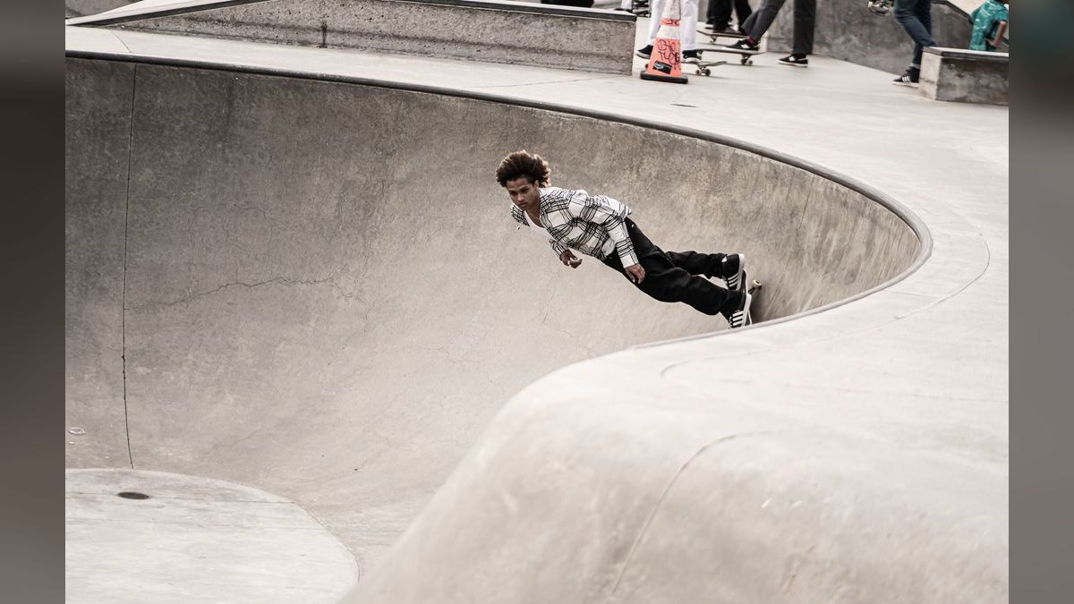 How long should AE ramp realistically take in mid-market SaaS?
