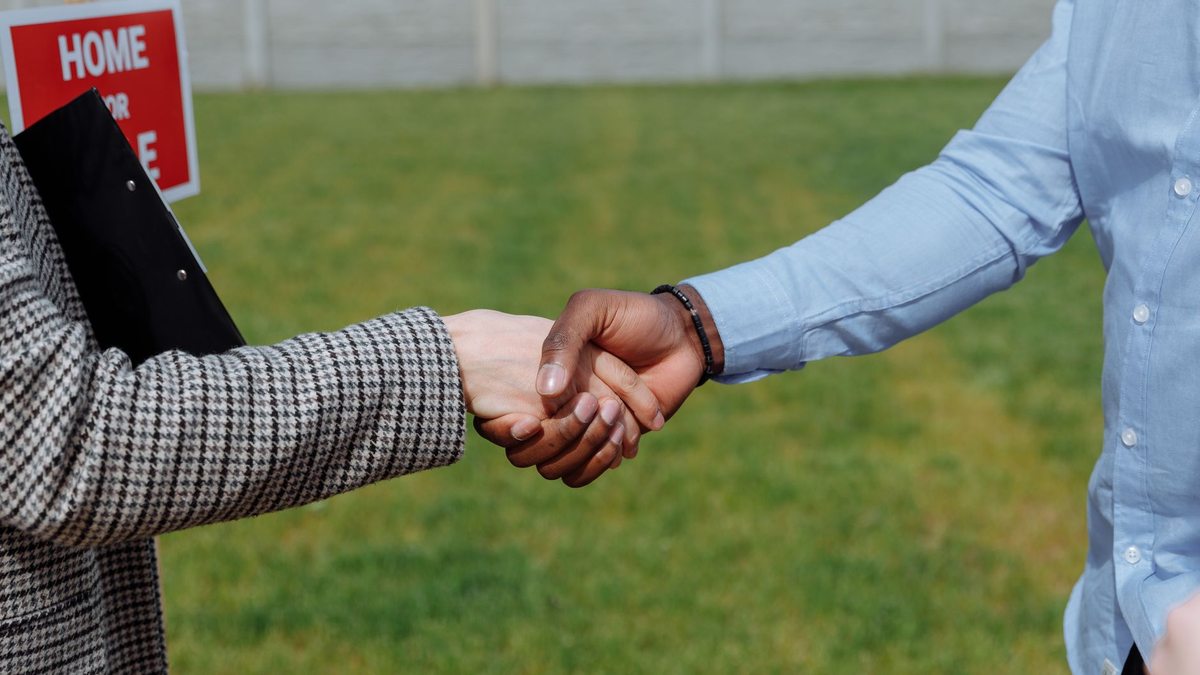What do I do when the CRO and CMO can't agree on lead handoff?