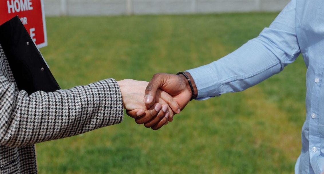 What do I do when the CRO and CMO can't agree on lead handoff?
