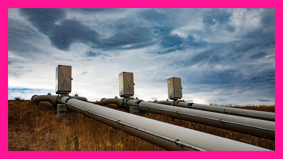 How do you set pipeline stage exit criteria that stop deal inflation in 2027?