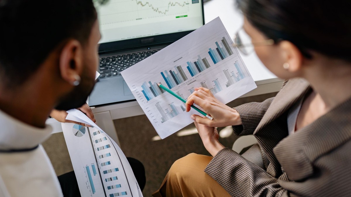 How do you run a deal desk that speeds up approvals in 2027 — figure 4
