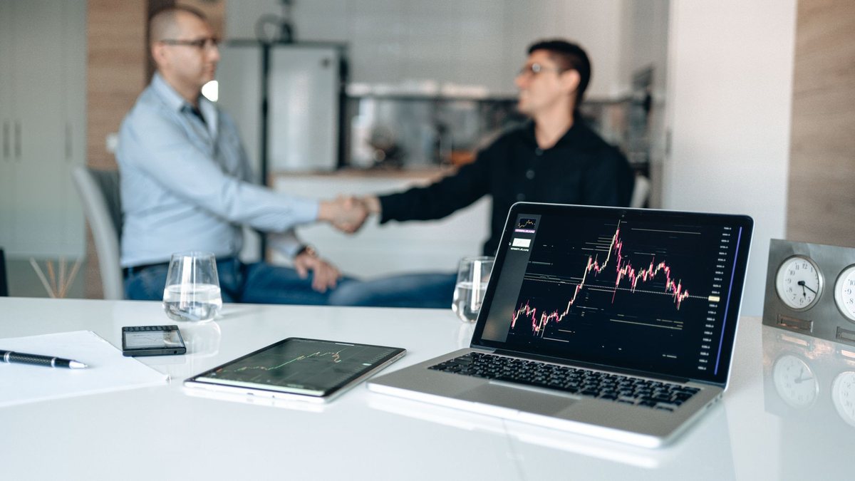 How do you run a deal desk that speeds up approvals in 2027?