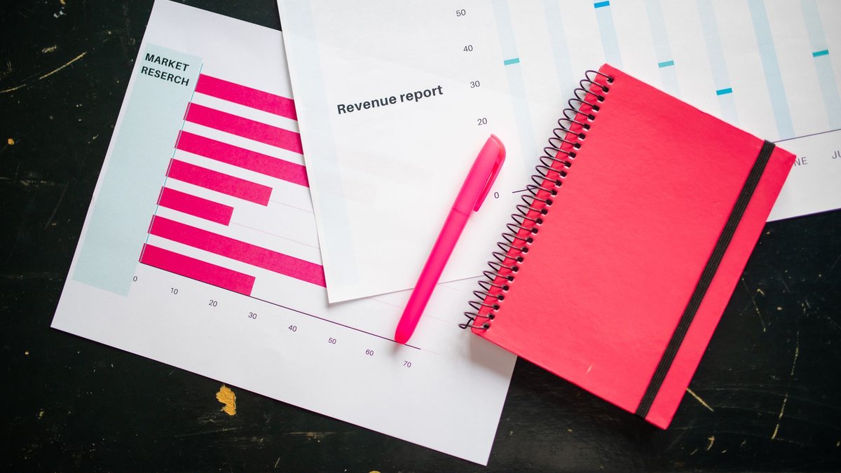 Which revenue metrics do investors actually want on the first slide in 2027?