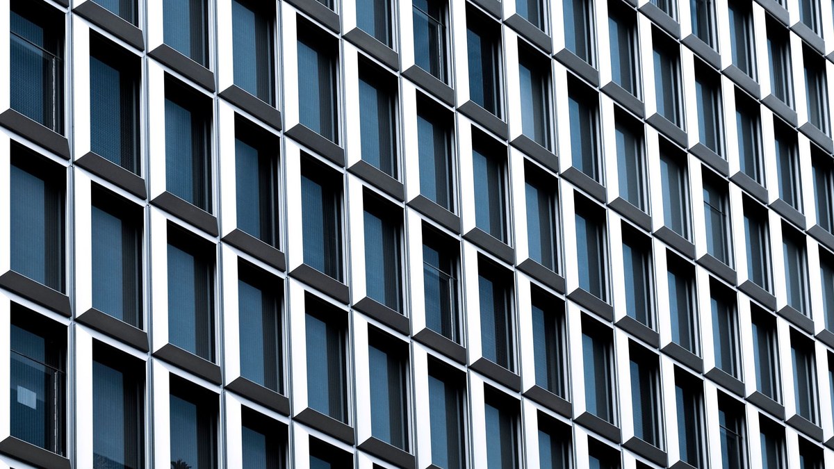 How do you structure multi-year deals to protect margin against buyer discounting in 2027?