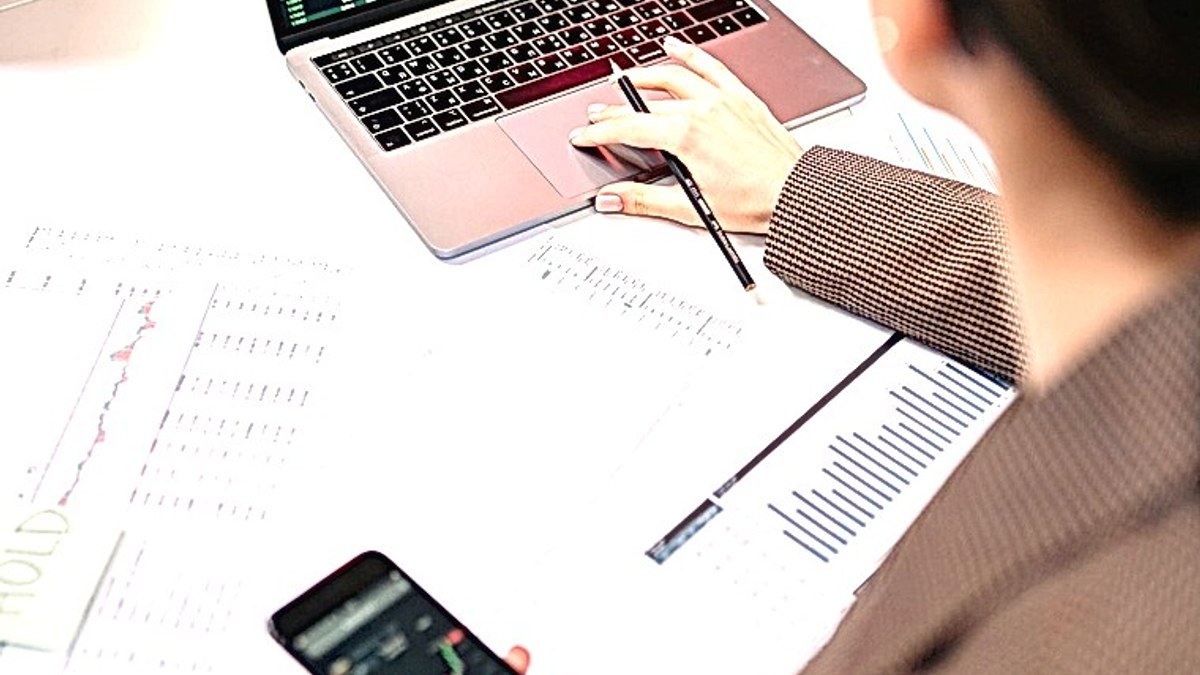How do you screen sales reps for AI-tool fluency during hiring in 2027?