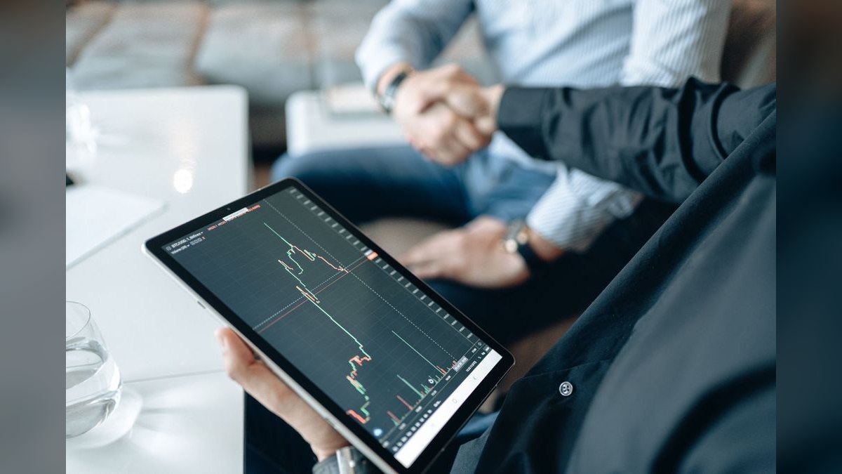What's the right way to forecast deal slippage in the last week of the quarter — figure 2