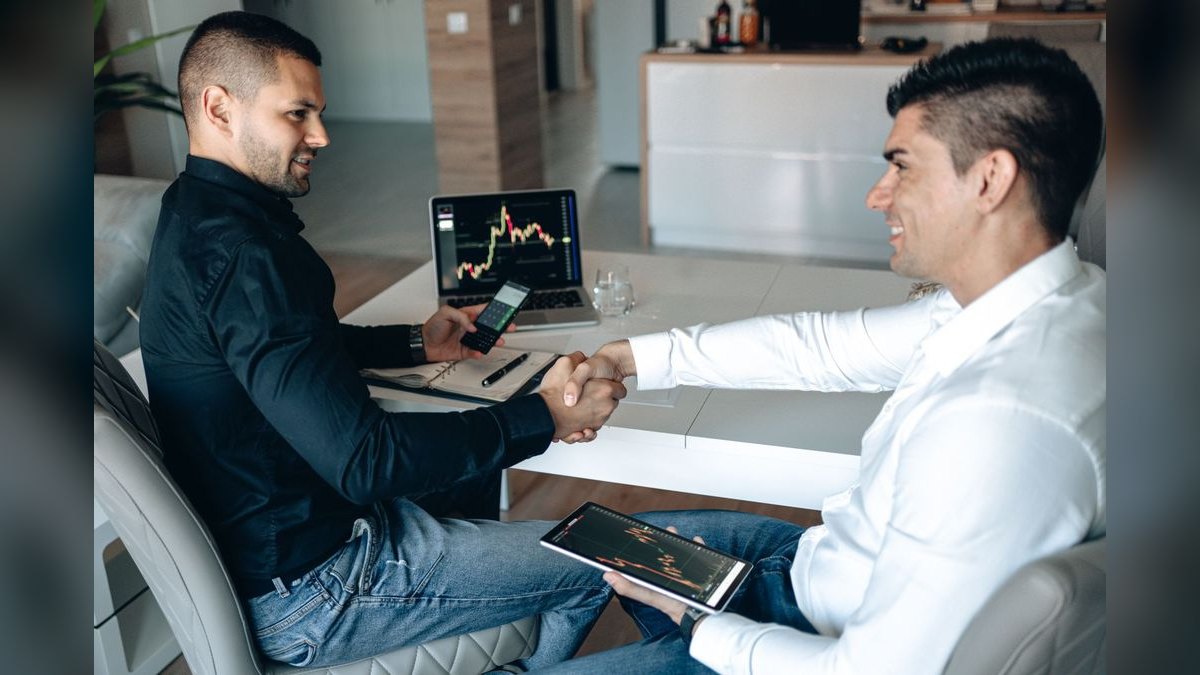 What's the right way to forecast deal slippage in the last week of the quarter — figure 3
