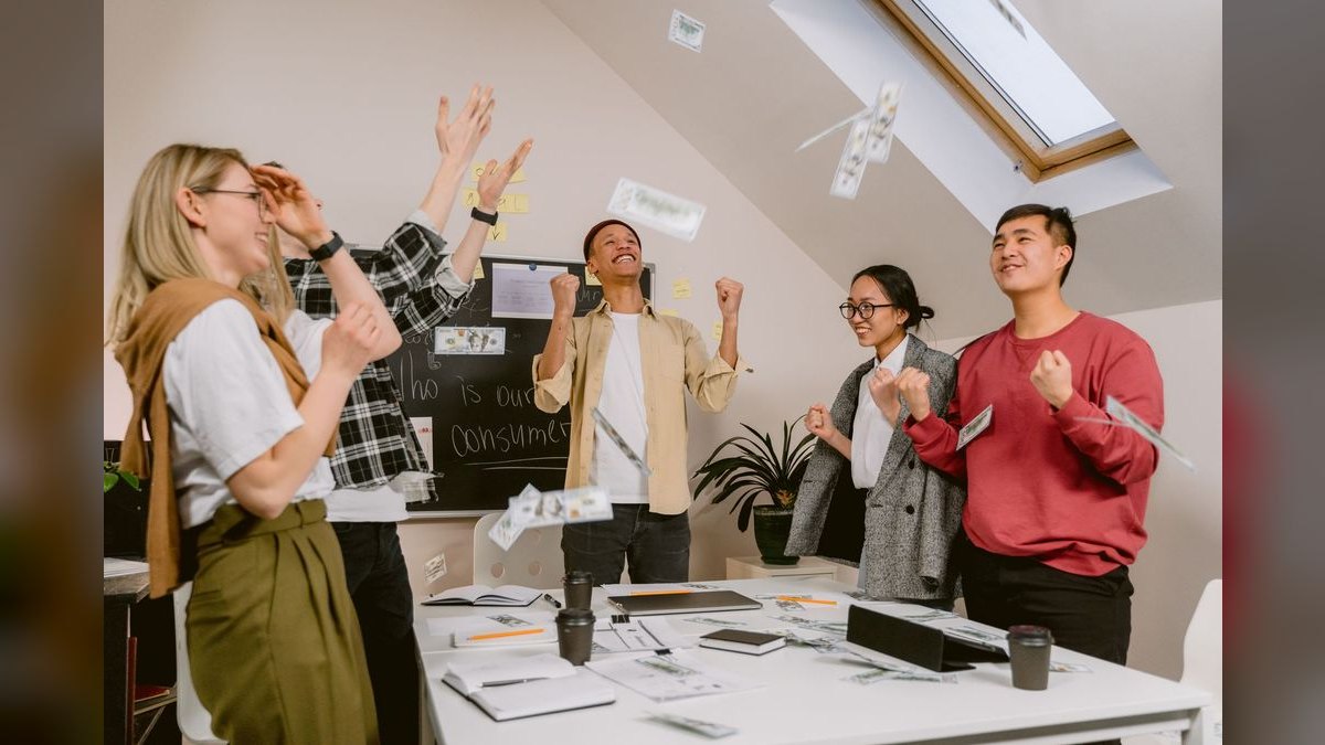When should a sales team start running formal win-loss interviews — at $5M ARR, $20M, or only when win rate drops — figure 2