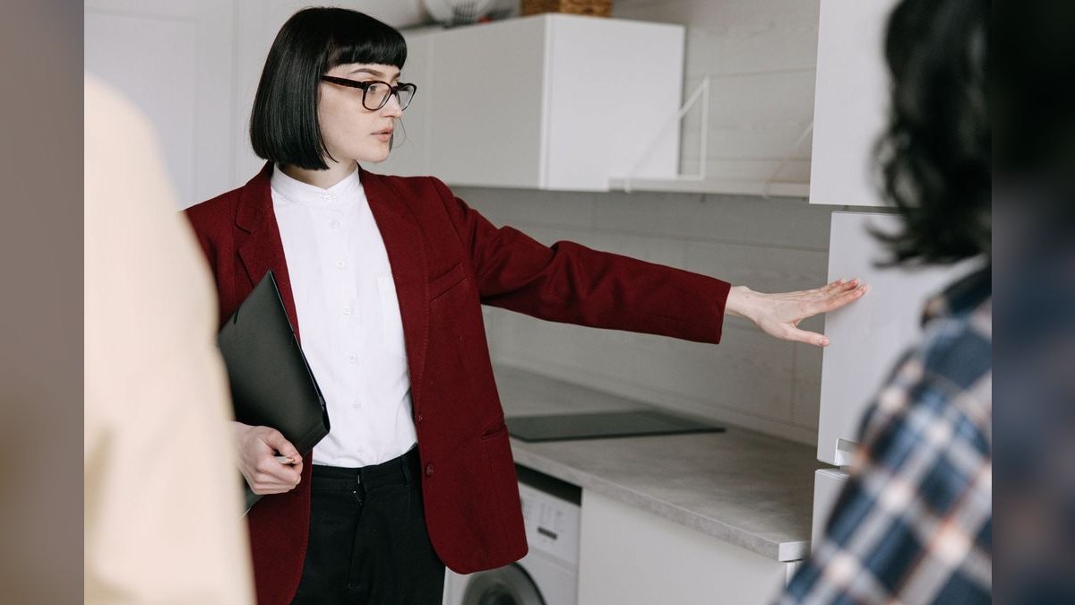 How do you handle a buyer who insists on monthly contracts when your standard is annual — figure 5