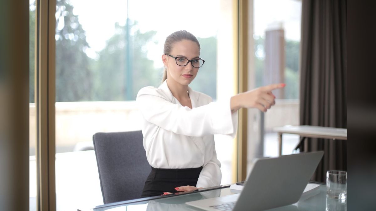 What's the right manager-to-rep span — 6, 8, 10 — figure 4