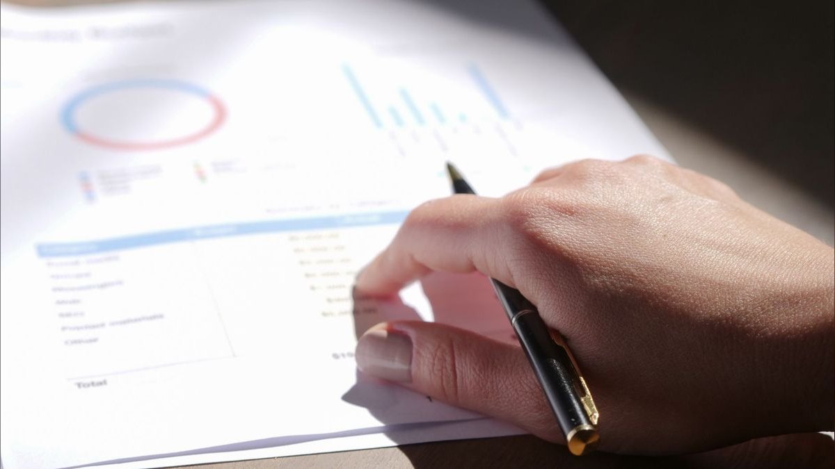 How do you handle deal-attribution disputes between marketing and sales (first-touch vs last-touch vs multi-touch) — figure 4