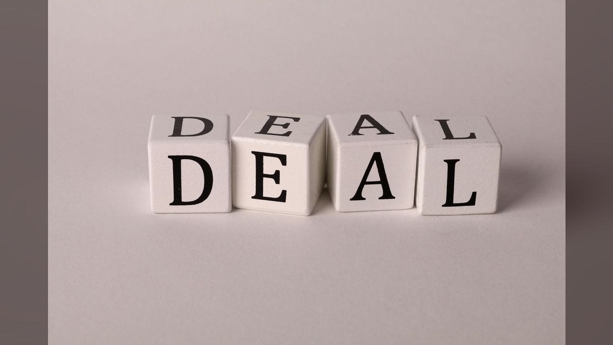 How do we design comp for deal teams (AE + SA + Sales Engineer) where all three touch the deal but at different stages — figure 3