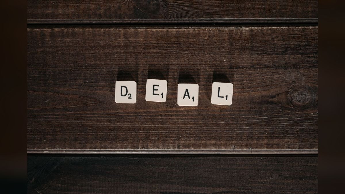 How do we design comp for deal teams (AE + SA + Sales Engineer) where all three touch the deal but at different stages — figure 4