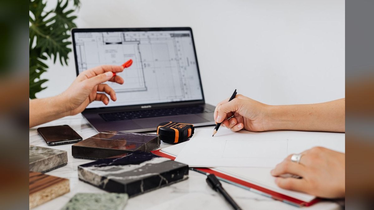 How do we design comp for deal teams (AE + SA + Sales Engineer) where all three touch the deal but at different stages?