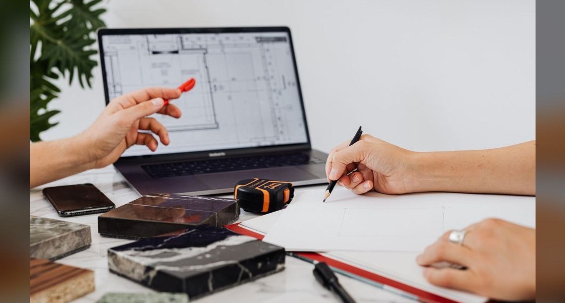 How do we design comp for deal teams (AE + SA + Sales Engineer) where all three touch the deal but at different stages?