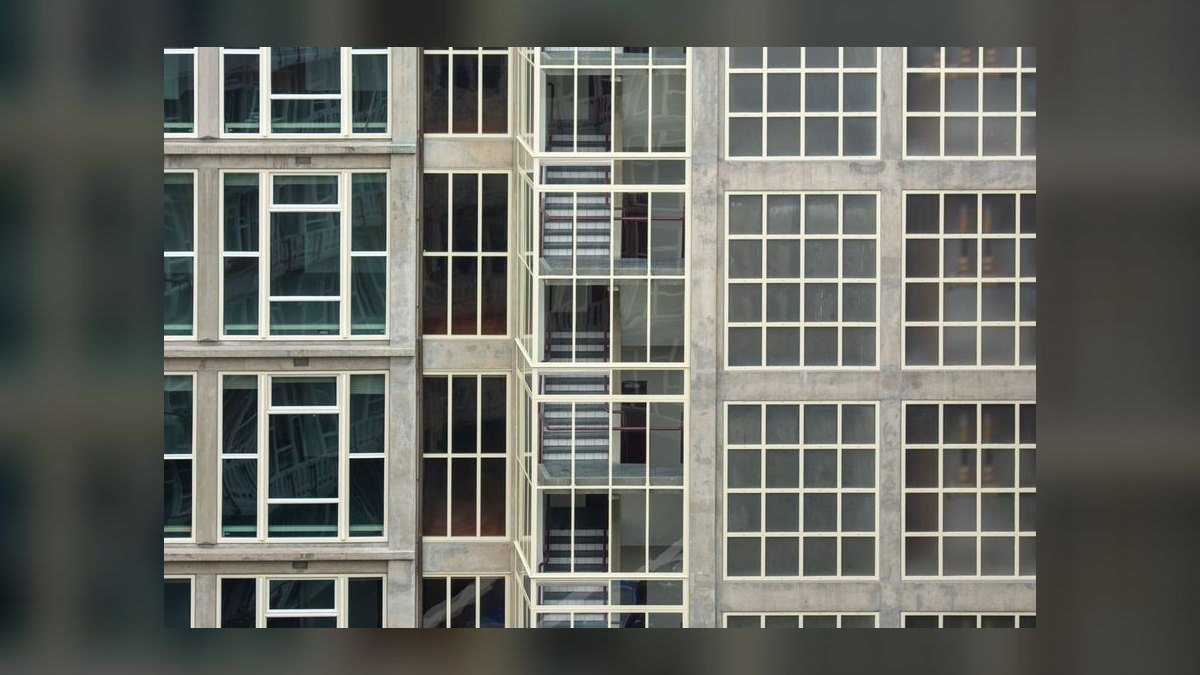 How should end-of-quarter math handle deals that straddle close window boundaries — figure 5