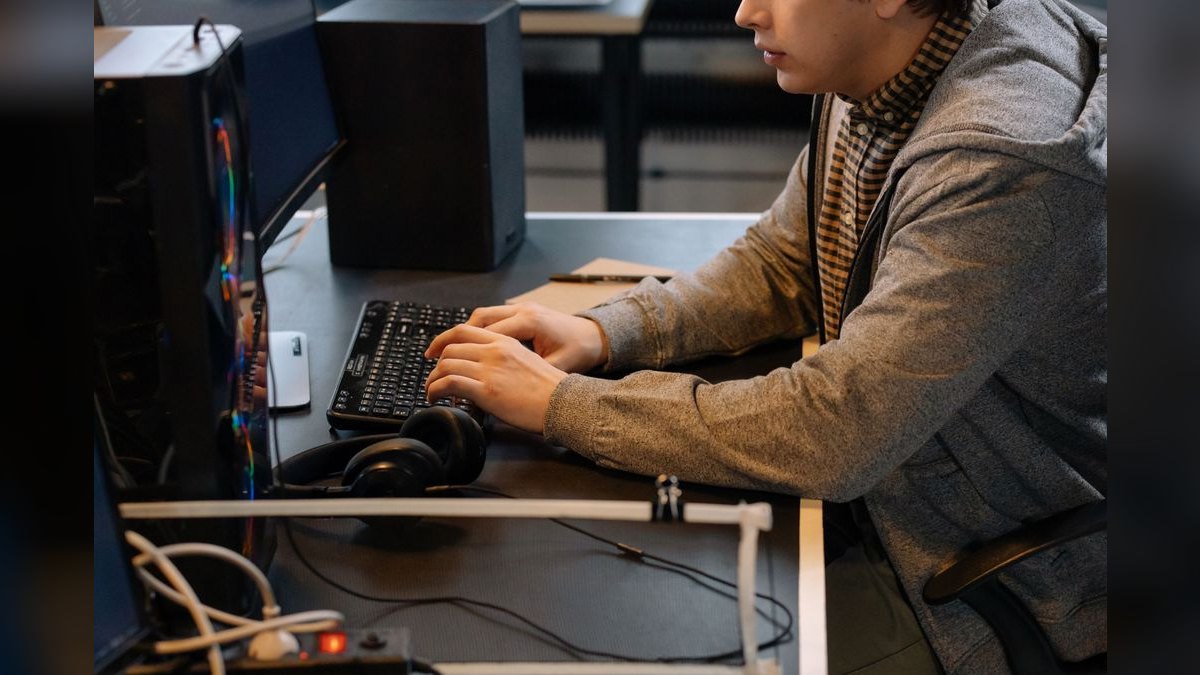 What's the median win rate for mid-market SaaS in 2026?