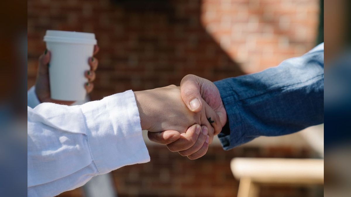 What's the difference between deal coaching and life coaching in a sales manager context?