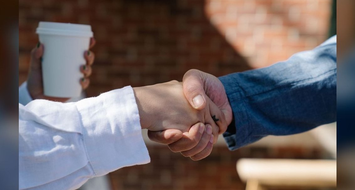 What's the difference between deal coaching and life coaching in a sales manager context in 2027?