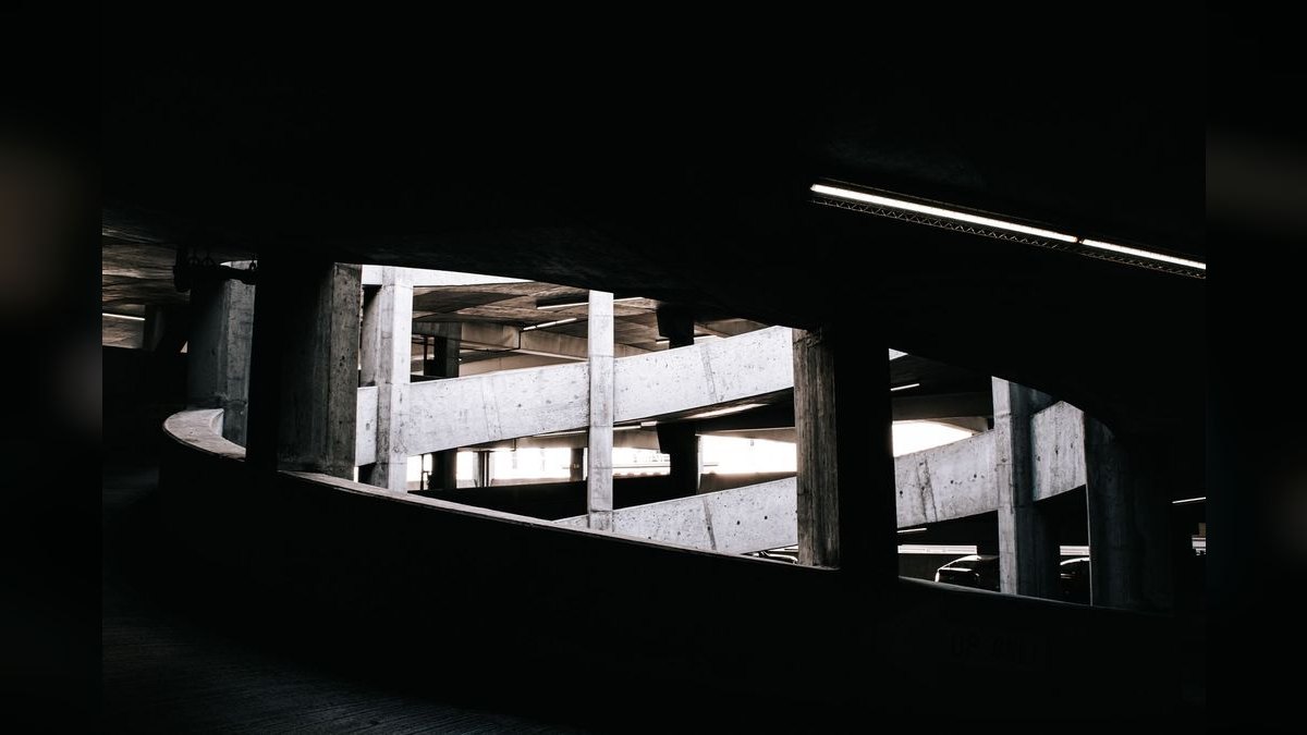 How do you structure ramp coaching differently for new hires vs. plateaued reps?