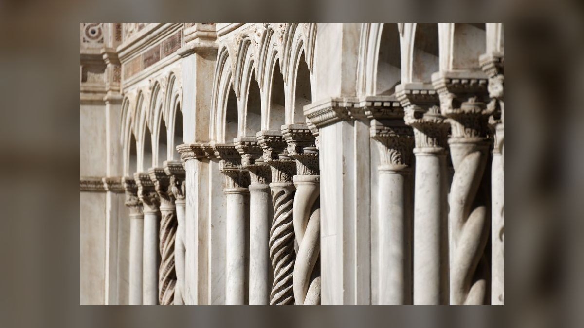 What are the core design pillars for a high-ROI sales kickoff — figure 9