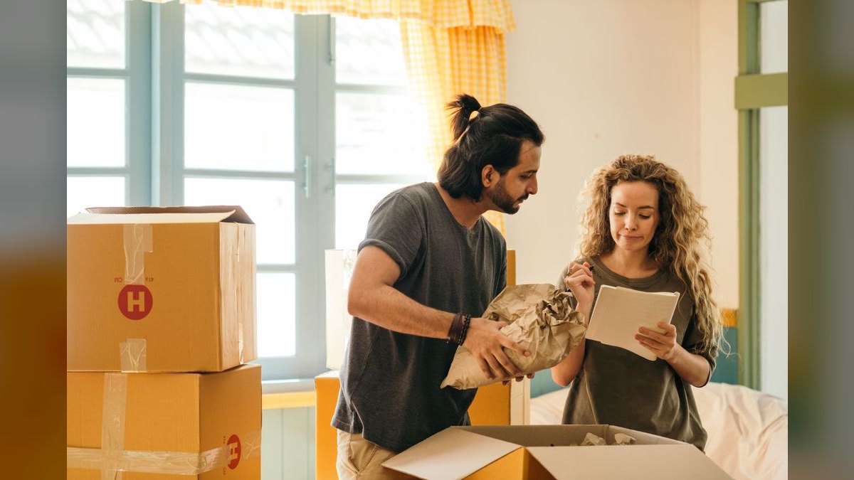 How should an AE and CSM divide ownership during a renewal cycle to prevent deal friction?