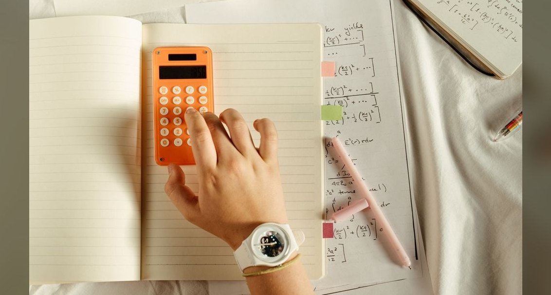 How do you calculate discount math for at-risk renewals without destroying margin in 2027?