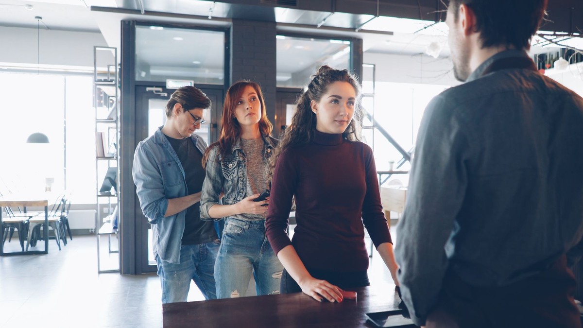 How should we structure a customer health score that tracks both product engagement and commercial indicators?