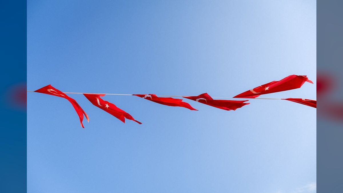 What CSM behaviors and red flags indicate a customer is at high risk to churn — figure 6