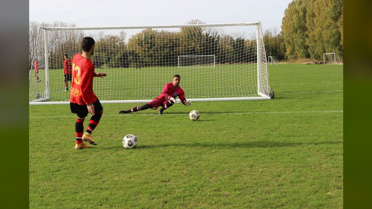 When should a CSM initiate a save play for at-risk accounts — figure 1