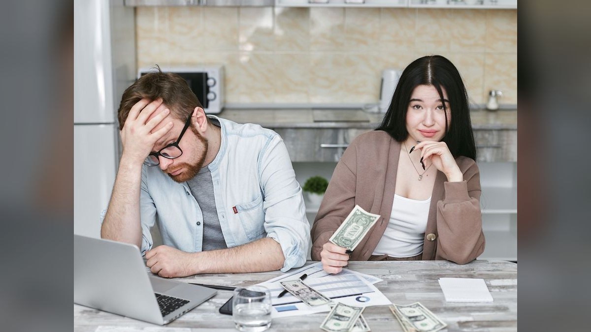 How do you write sales messaging that works in a crowded buyer journey where prospects see 50+ vendor claims daily — figure 6