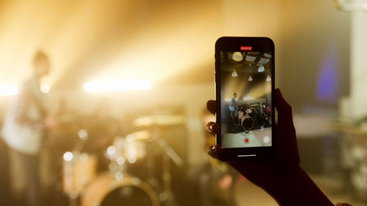 Should demos be live or recorded for first calls — figure 1