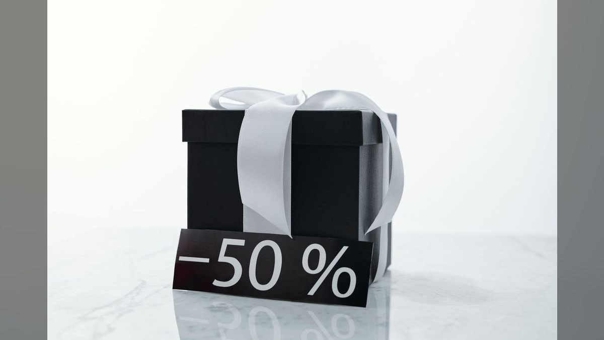 What's the difference between discount governance and discount controls — figure 6