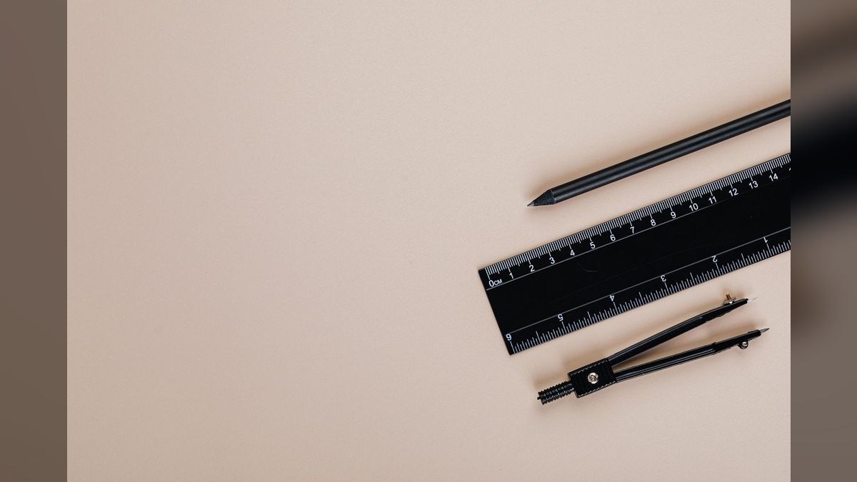 How should SE comp align with AE OTE to maintain role clarity?