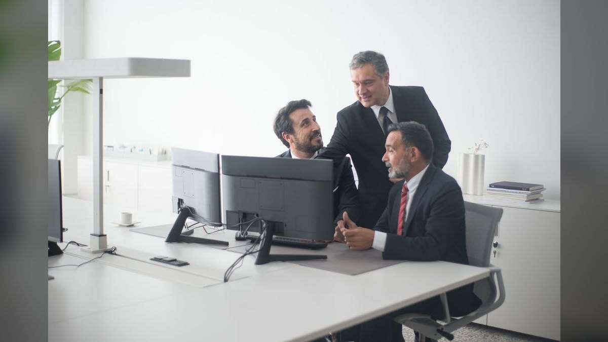 How do you get executive sponsors and C-suite buyers aligned on a multi-year contract when each renewal is uncertain — figure 2