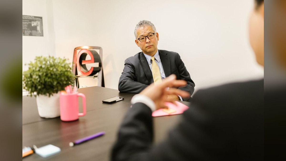 How do you get executive sponsors and C-suite buyers aligned on a multi-year contract when each renewal is uncertain — figure 5