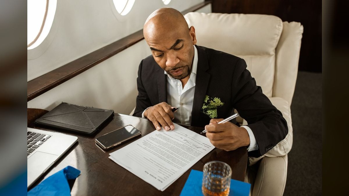 How do you get executive sponsors and C-suite buyers aligned on a multi-year contract when each renewal is uncertain?