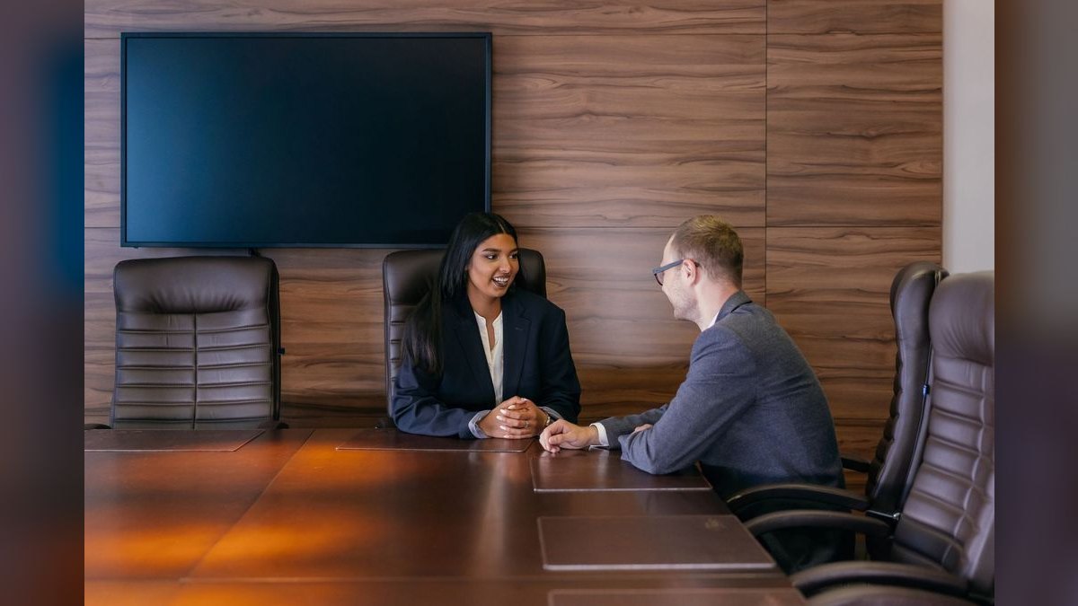 How do GSA Schedule contracts function as the primary SaaS distribution channel for federal accounts — figure 4