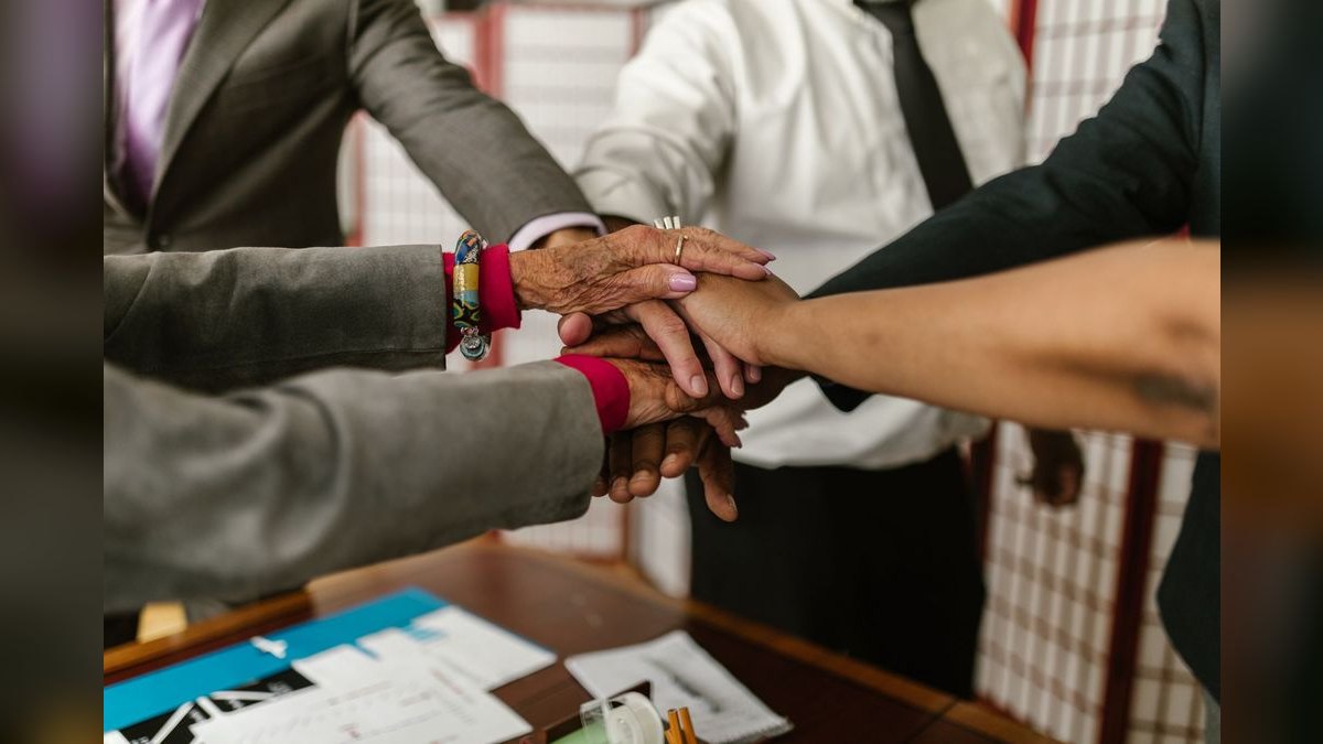 What is the prime-sub partnership model and why do most federal deals flow through prime contractors — figure 5