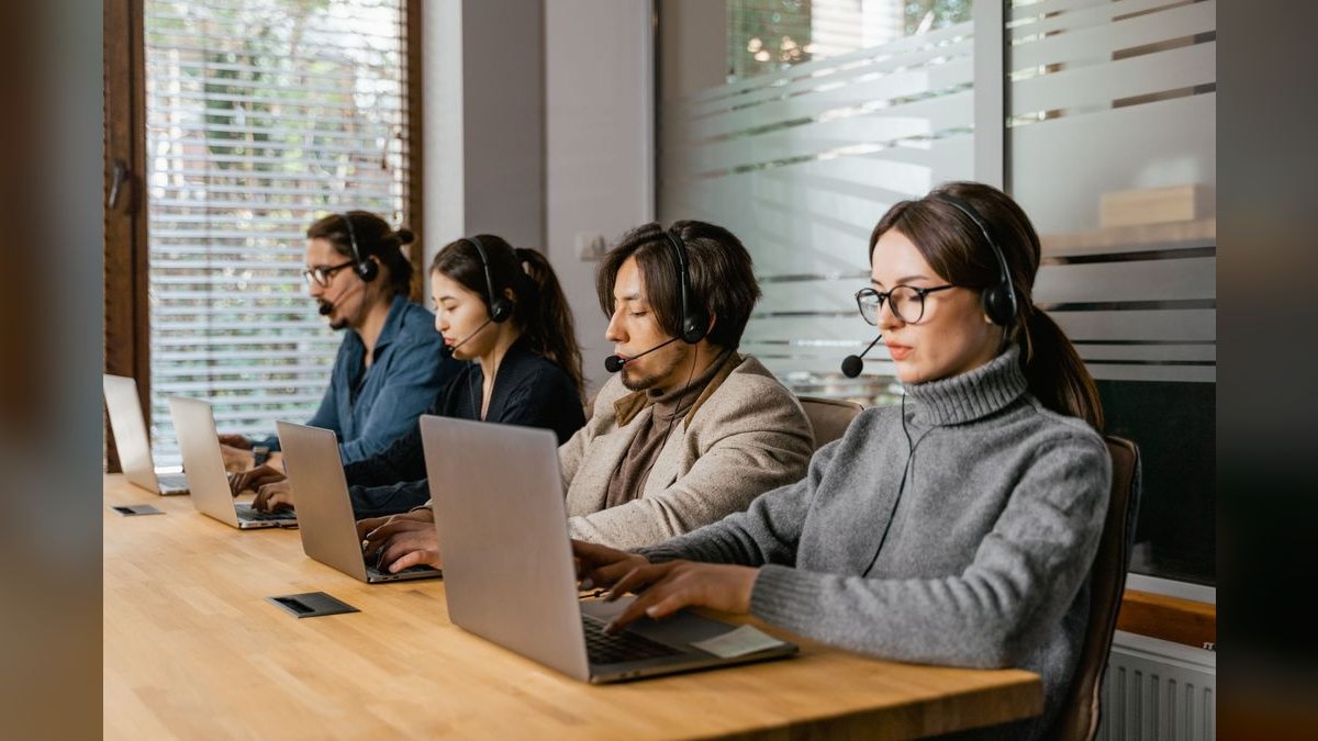 How does fintech sales-motion differ when selling embedded vs. standalone—and what changes for B2B2C compensation models?