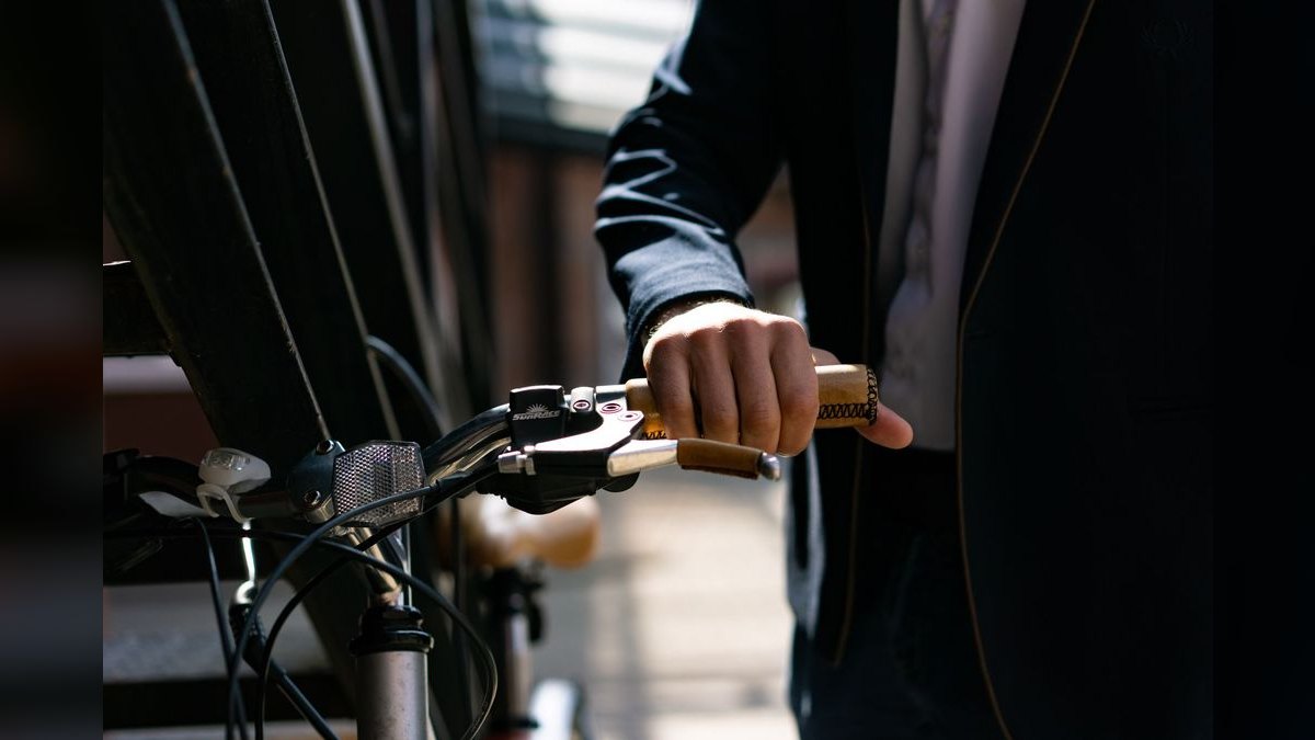 How do you handle 'your competitor is 30% cheaper' — figure 5